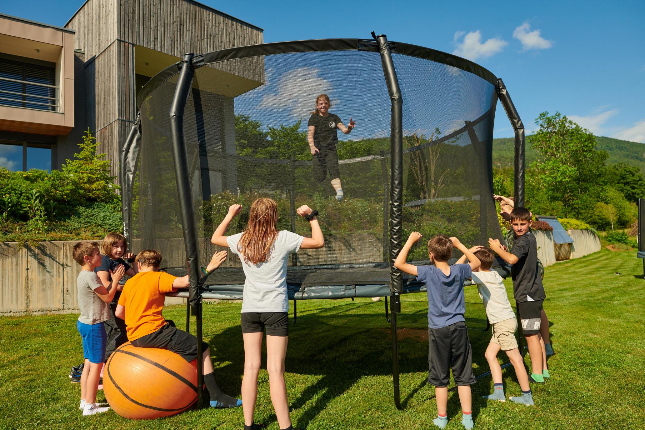 Akroat Orbit Pro 427cm turvaverkolla ja tikapuilla