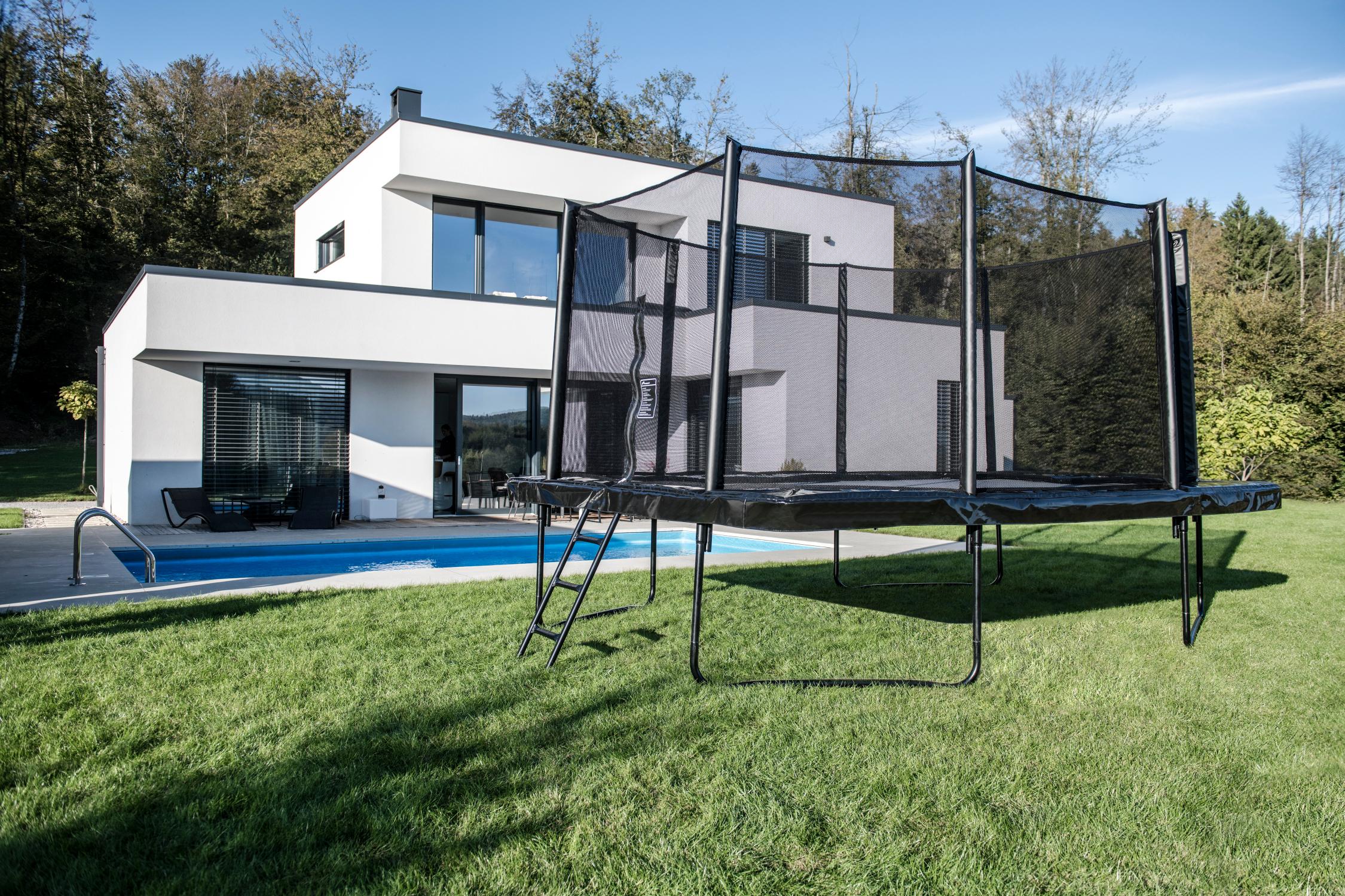 Akrobat Orbit trampoliini 335x244cm turvaverkolla
